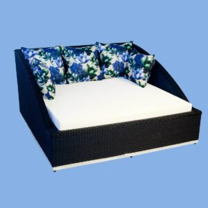 Chaise Berlim, fibra sintética cor azul marinho com almofadas.